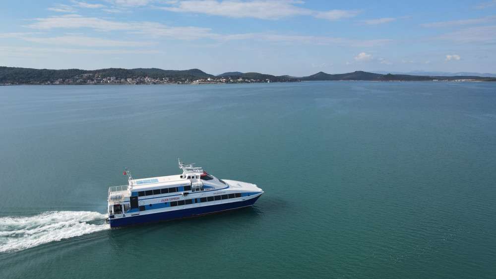 Ayvalık'ta 25 ay sonra ilk yolcu gemisi Midilli'ye hareket etti