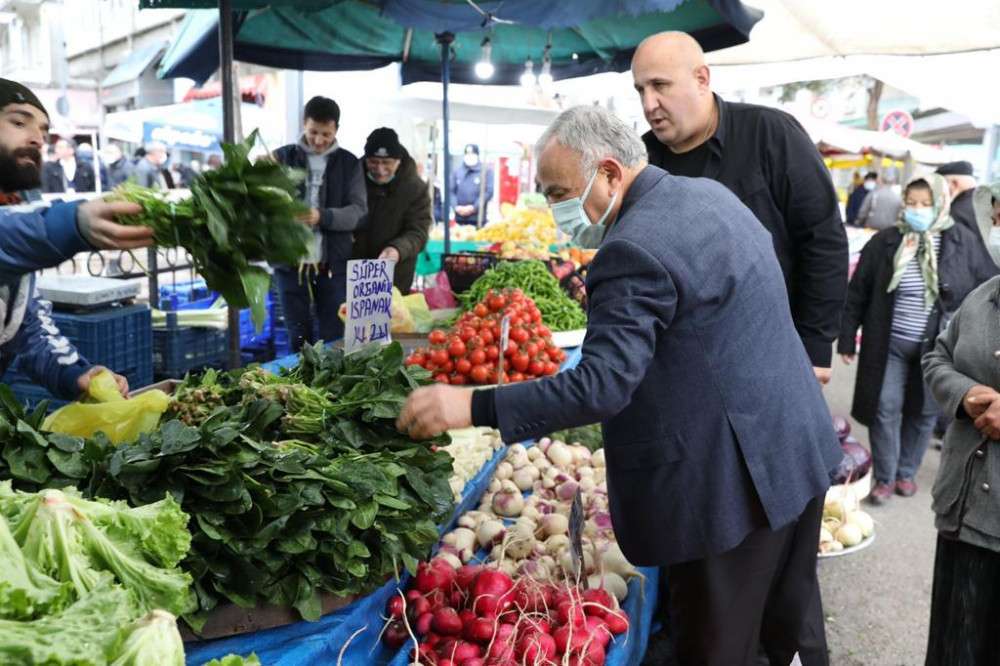 Başkan Güler pazar esnafına misafir oldu