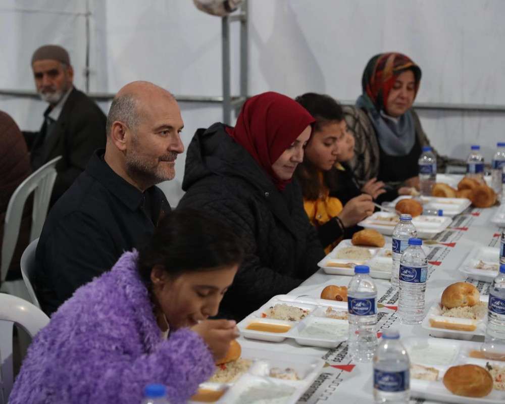 Başkan Güngör ve Bakan Soylu, vatandaşlarla iftar yaptı