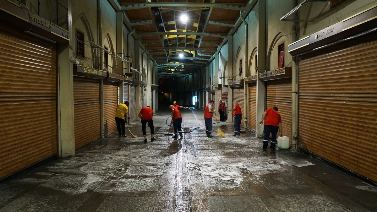 Büyükşehir’den Ticaret Kalbinde Kapsamlı Temizlik