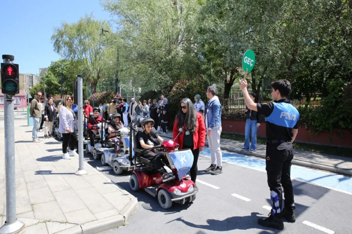Çocuklar Trafik Eğitim Parkı’nda Hem Öğreniyor Hem Eğleniyor