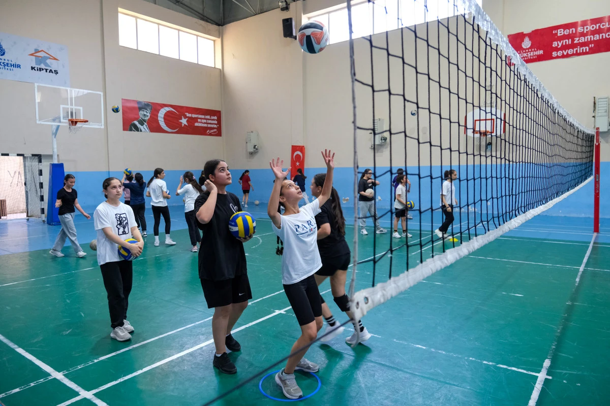  Esenyurt’ta Yüzlerce Çocuk Yaz Spor Okullarında Sporla Buluşuyor
