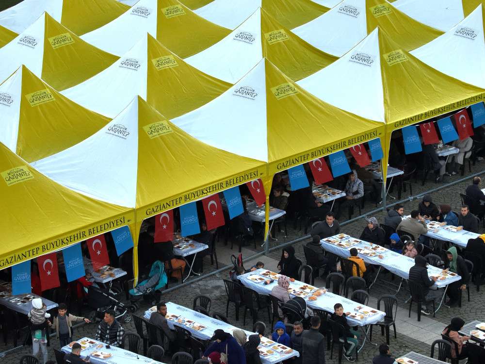 Gaziantep Büyükşehir'in kurduğu iftar çadırlarında günlük yaklaşık 15 bin kişi ağırlanıyor