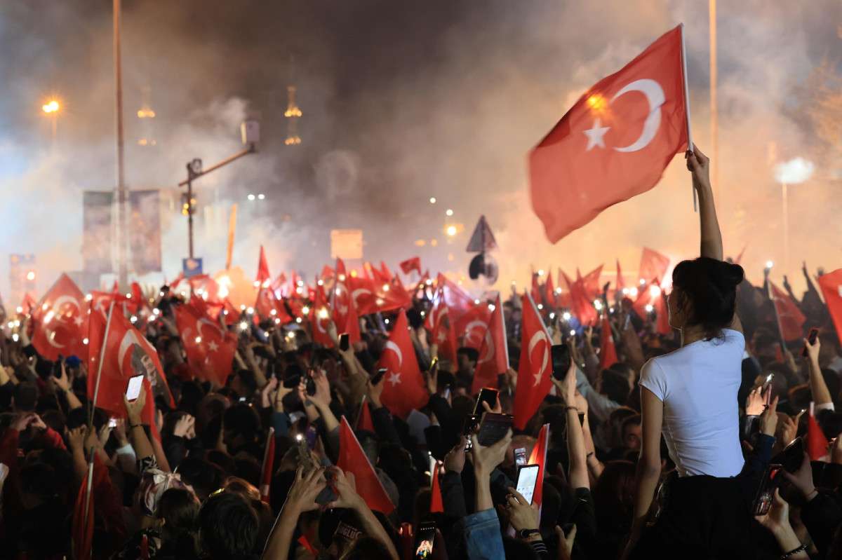 İmamoğlu Saraçhane’yi hınca hınç dolduran vatandaşlarla buluştu