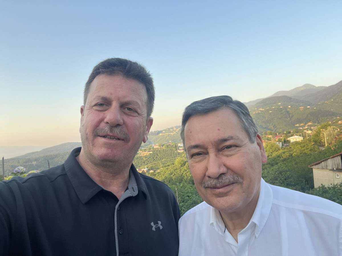 Melih Gökçek Akyazı Belediye Başkanı ile poz verdi