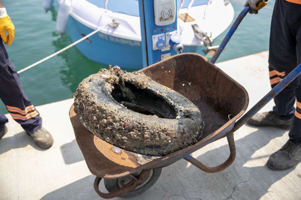 Mersin'de deniz dibi temizlendi