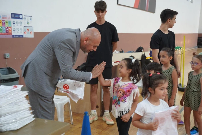 Orhangazi’de Yaz Spor Okulu Coşkusu: Başkan Aydın’dan Gençlere Forma Sürprizi