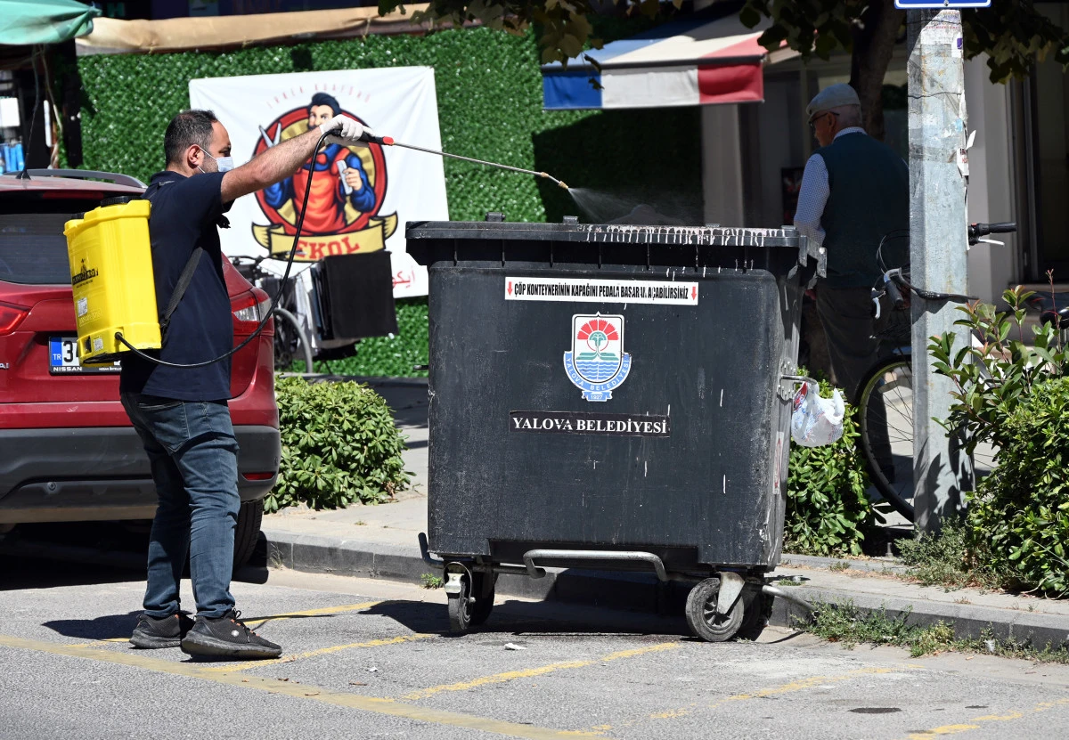 Yalova Belediyesi'nden çöp konteynerlerine dezenfeksiyon çalışması
