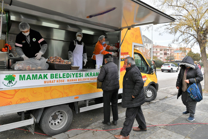 Çorba dağıtırken söylediği şarkılarla vatandaşın gözdesi oldu