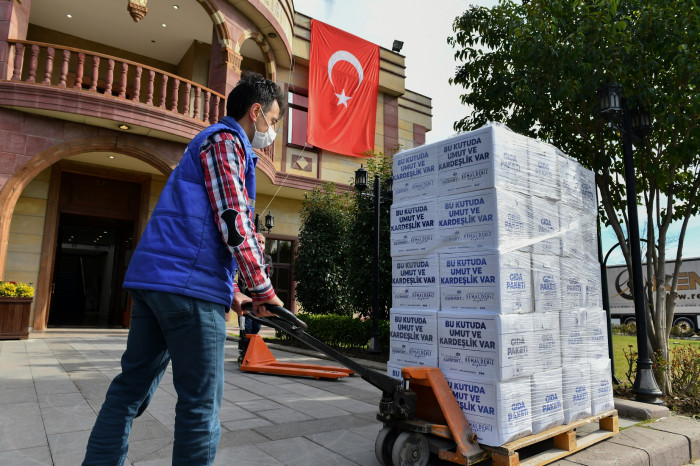 Esenyurt Belediyesi, ihtiyaç sahipleri için dayanışmayı sürdürüyor