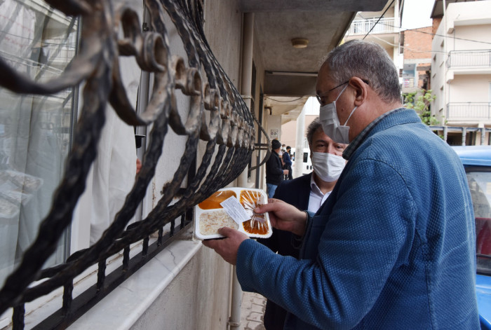 Bornova’da Ramazan yardımları sürüyor