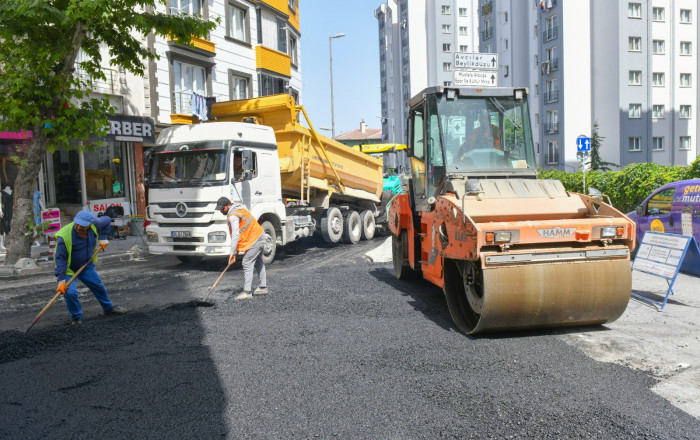 Esenyurt Belediyesi, yolları yenilemeye devam ediyor 